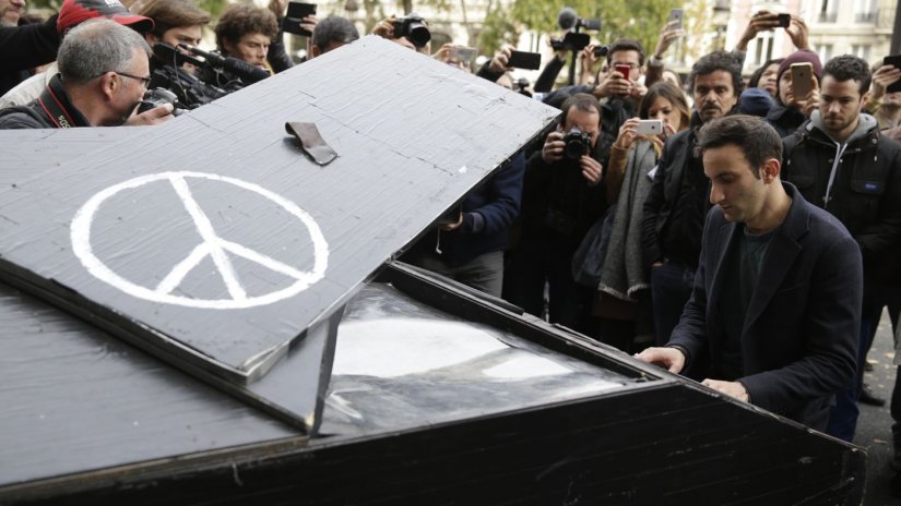 Nepoznati glazbenik izvodi Lennonovu pjesmu "Imagine" pred klubom Bataclan u Parizu