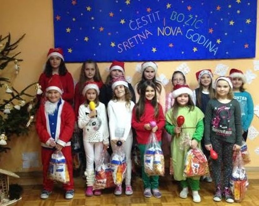 Učenike iz škole u Drenovcu razveselio Djed Mraz