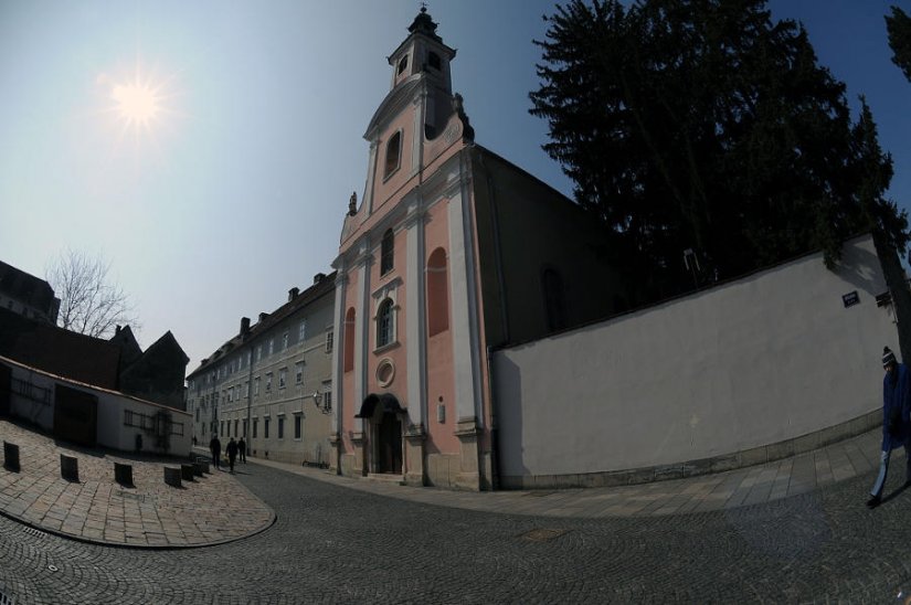 Vatrogasci uklanjali lim s tornja Uršulinske crkve u Varaždinu