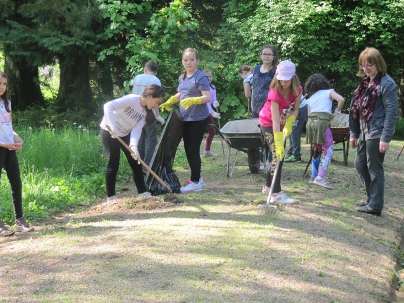 FOTO: Toplički učenici čišćenjem parka pokazali kako se voli planet Zemlja