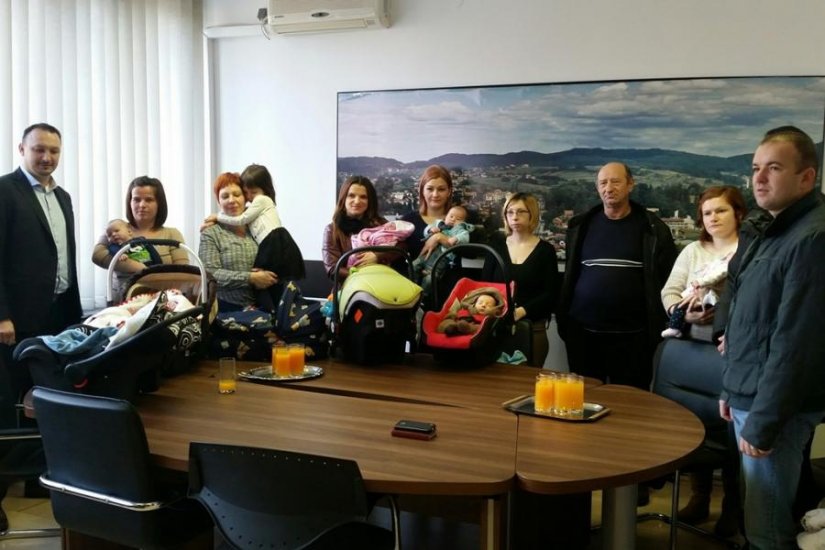 FOTO Novi Marof: Podijeljeno 18 potpora novorođenima među kojima i obitelj Slunjski sa sedmero djece