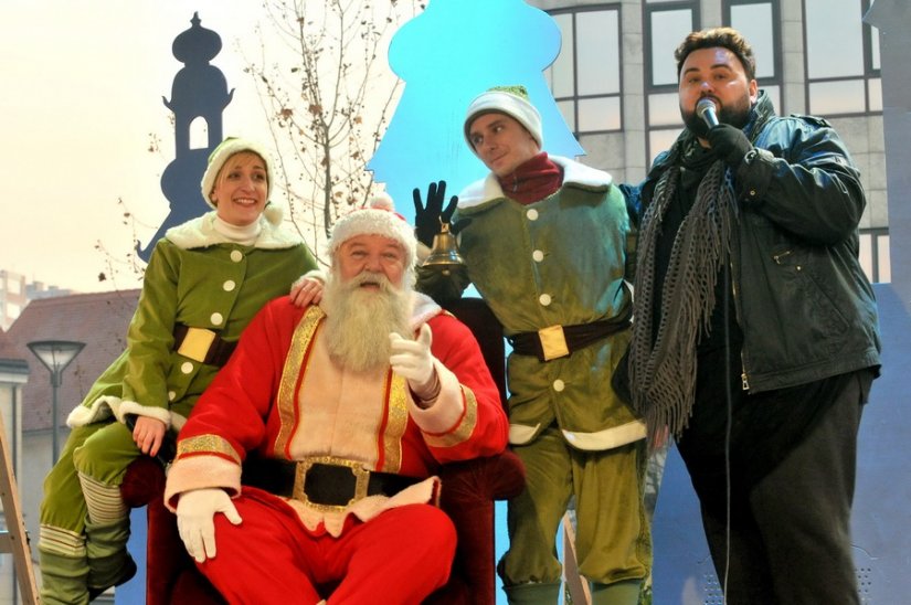 FOTO: Mališane na trgu razveselili Djed Mraz i Jacques Houdek