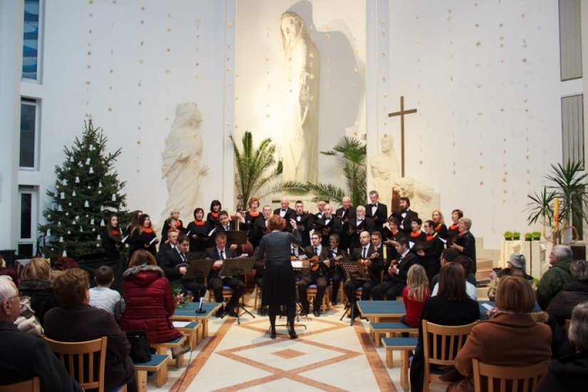 Mješoviti pjevački zbor VOGD održao je tradicionalni božićni koncert
