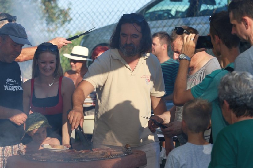 FOTO Varaždince na Aquacityju gradonačelnik Čehok počastio mesom s roštilja