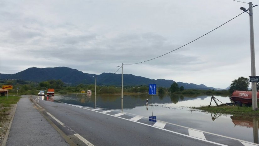 Zbog vode na kolniku zatvoren dio državne ceste DC35 u Stažnjevcu