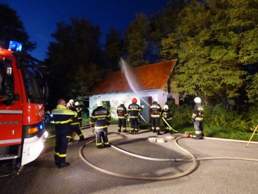 FOTO Slovenski i hrvatski vatrogasci &quot;ugasili&quot; požar na zgradi u Selcima Križovljanskim