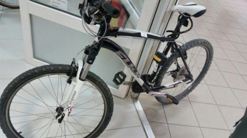 Policija uhvatila 28-godišnjaka koji je iz podzemne na Kapucinskom trgu ukrao bicikl