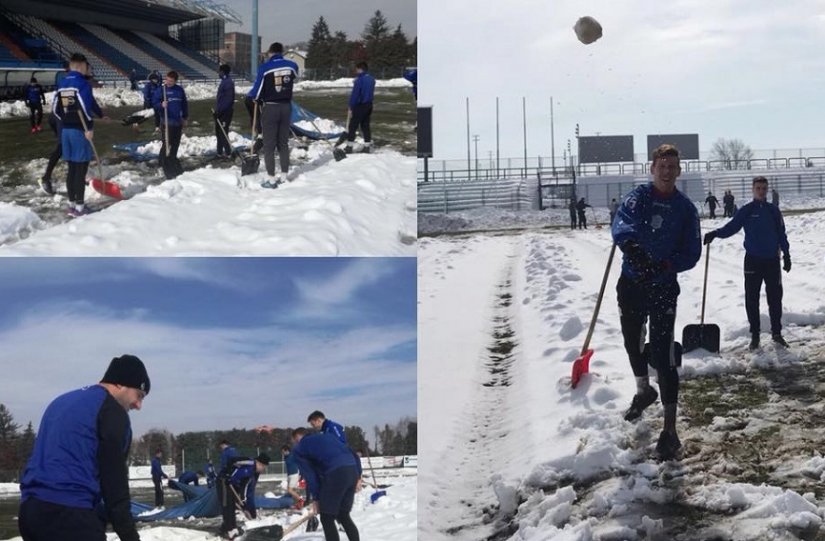 I igrači prve momčadi Varaždina čiste snijeg s terena stadiona Varteksa