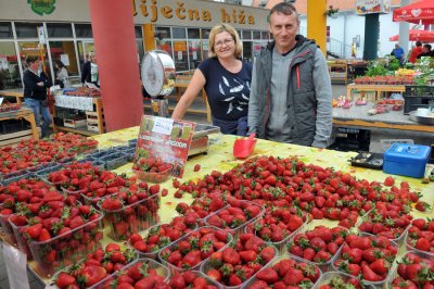 Vesna Hižak i suprug Dražen na placu subotom prodaju i do 500 kilograma jagoda