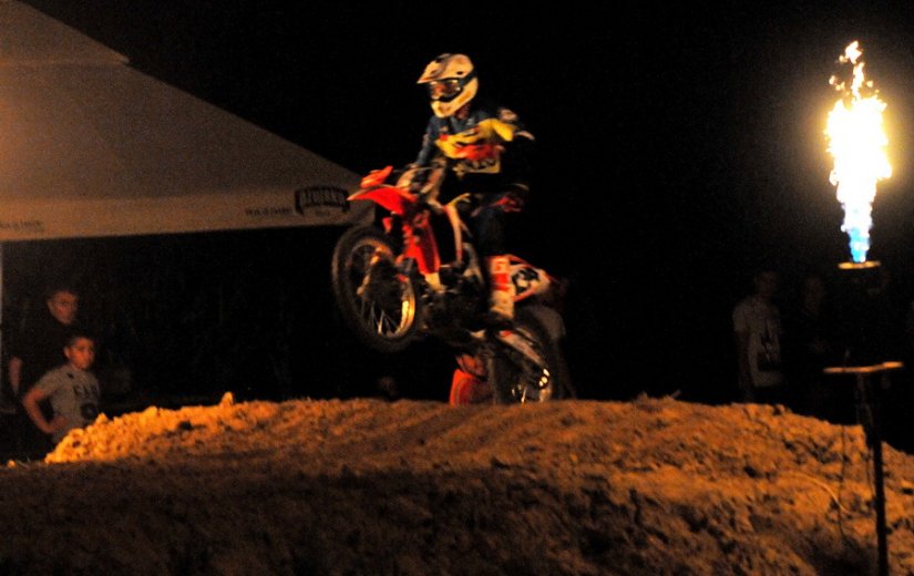 Ljubitelji brzina i motocrossa nisu požalili što su sinoć došli na motocross stazu u Viničnom, a organizatoru pohvale na odrađenom 