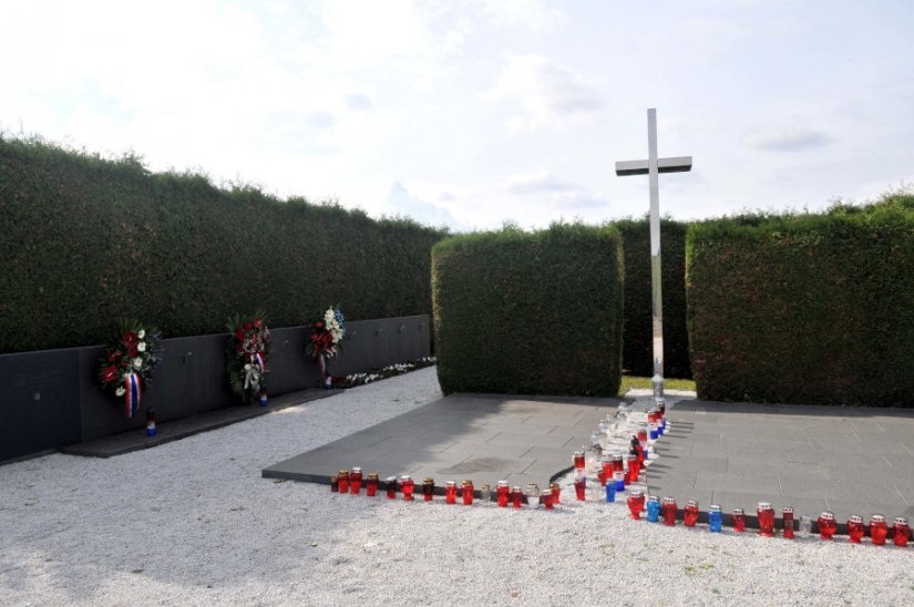 U spomen na smrtno stradale hrvatske branitelje polaganje vijenaca i sveta misa