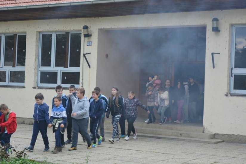 Vatrogasna vježba u Nedeljancu: Požar u školi gasilo 38 vatrogasaca