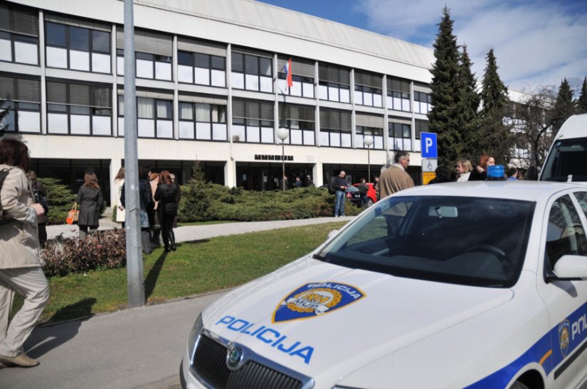 Policija traga za osobom koja je djelatnicima Općinskog suda u Varaždinu zaprijetila bombom