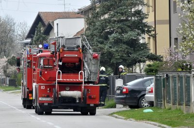 FOTO: Izbio požar u obiteljskoj kući u Ivanečkoj ulici, uzrok požara nepoznat