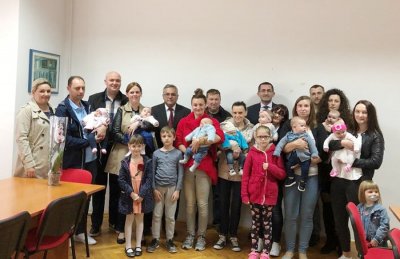 Vidovec: Roditeljima novorođenčadi podijeljeno po tisuću kuna