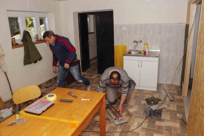 Članovi Udruge Peharček uređuju prostore za rad u društvenom domu u Knapiću