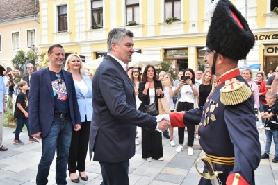 FOTOGALERIJA Predsjednika Milanovića na Špancirfestu dočekali i varaždinski Purgari