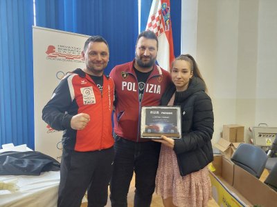 Lorena Horvat, članica Boksačkog kluba Thor iz Bartolovca, primila priznanje Hrvatskog boksačkog saveza