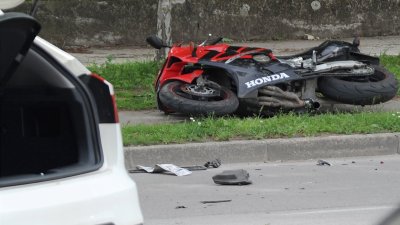 FOTO Prometna nesreća motociklista i auta u Zagrebačkoj ulici, jedna osoba ozlijeđena
