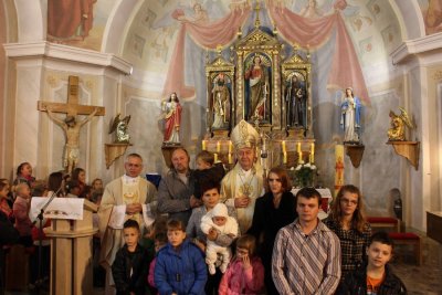 Biskup Mrzljak u Margečanu krstio sedmo dijete u obitelji
