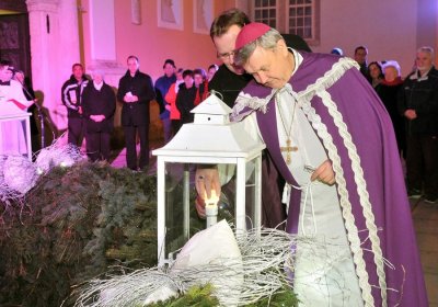 Prvu svijeću na adventskom vijencu zajedno su upalili biskup Mrzljak i varaždinski gradonačelnik Goran Habuš