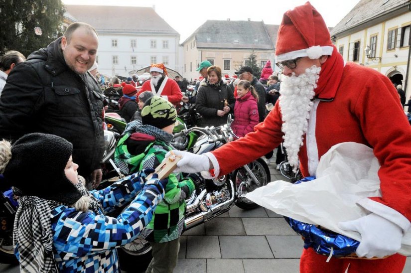 FOTO: Moto Mrazovi okupirali Korzo i razveselili najmlađe