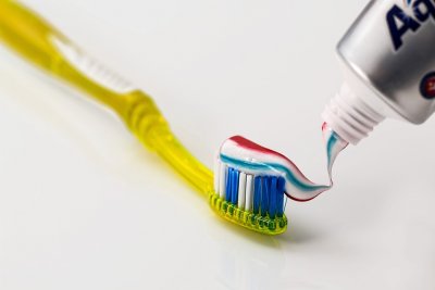 Zubna pasta nije samo za zube, već i za srebrninu ili lakirane nokte!