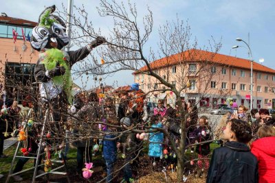 FOTO: Ivanečki mališani stotinama pisanica ukrasili uskrsno stablo