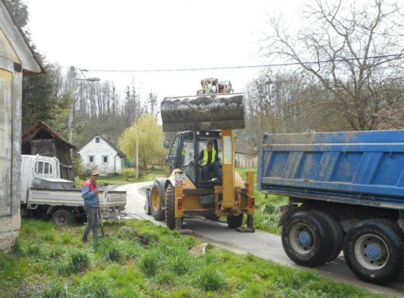 FOTO: Uređenje nerazvrstanih cesta u Gornjem Ladanju