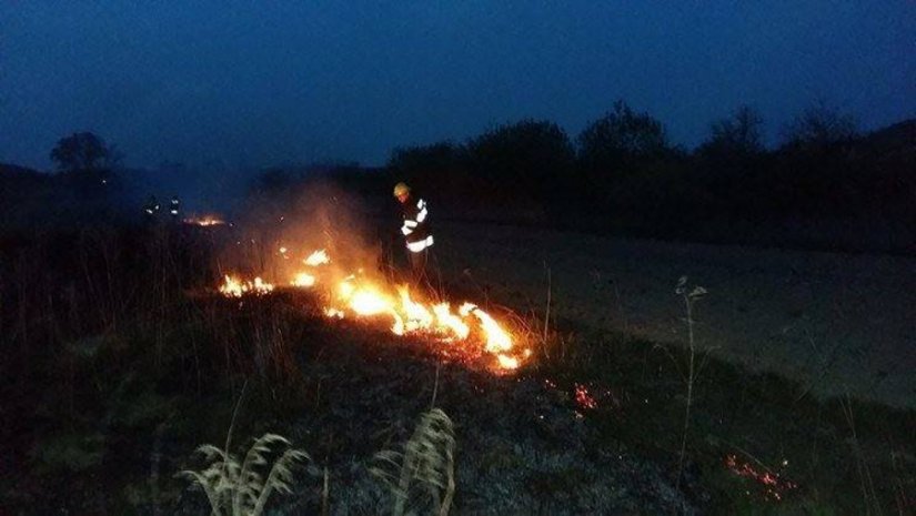 Gorjela suha trava u Tuhovcu, požar gasilo 11 vatrogasaca