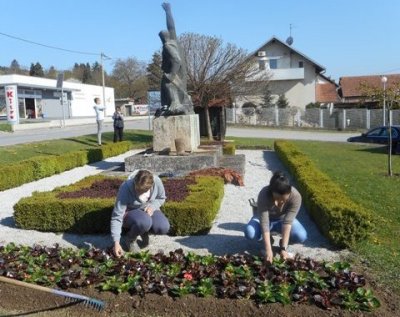 FOTO: Učenice Srednje škole „Arboretum Opeka“ uredile cvjetne gredice