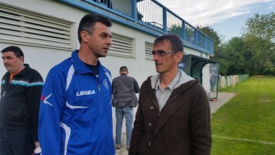 Trener Podravine Velimir Špikić (lijevo) čestitao je treneru Varaždina Mariu Ružiću nakon utakmice na zasluženoj pobjedi njegove momčadi