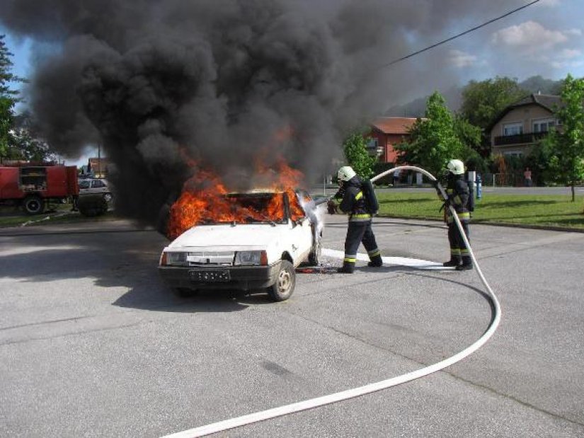 FOTO: Cestički vatrogasci u pokaznoj vježbi spašavali unesrećene i gasili požar
