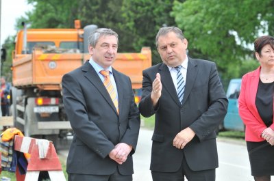 FOTO: Župan Štromar s načelnikom Šamecom obišao radove na proširenju ceste u Trnovcu