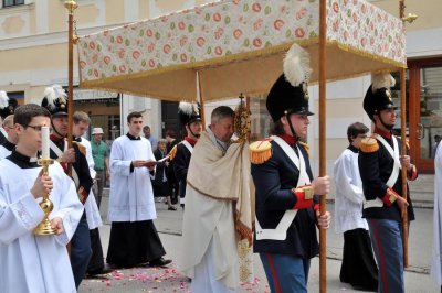 FOTO: Biskup Mrzljak predvodio misno slavlje te svečanu Tijelovsku procesiju ulicama grada