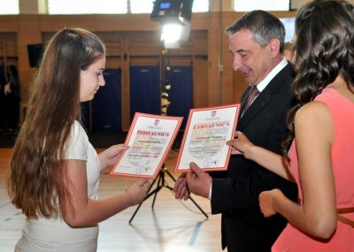 FOTO: Najboljim učenicima Varaždinske županije dodijeljena županova priznanja