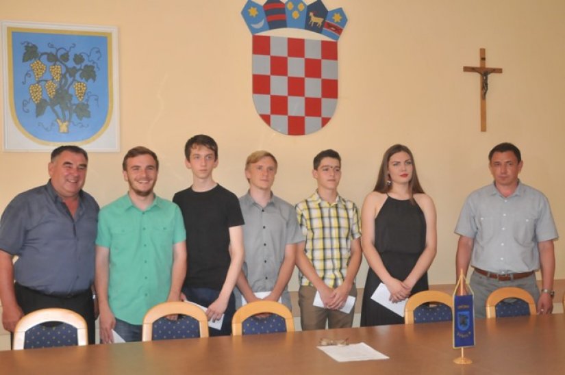 Učenike su primili načelnik Marijan Kostanjevac i predsjednik Općinskog vijeća Marijan Mihalić