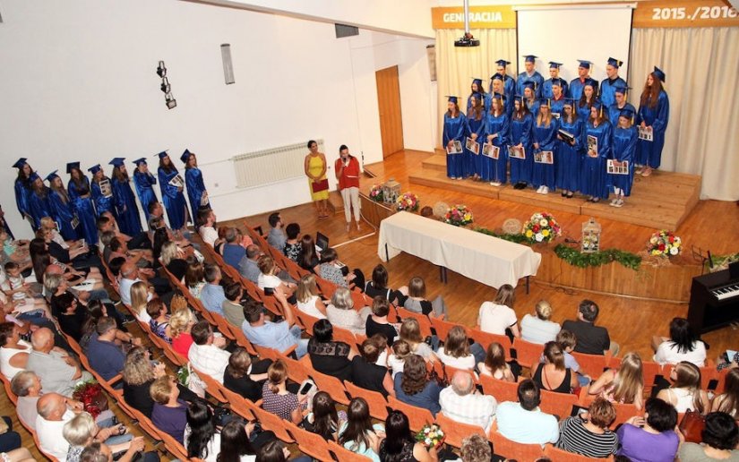 FOTO: Ivanečkim maturantima svečano podijeljene svjedodžbe