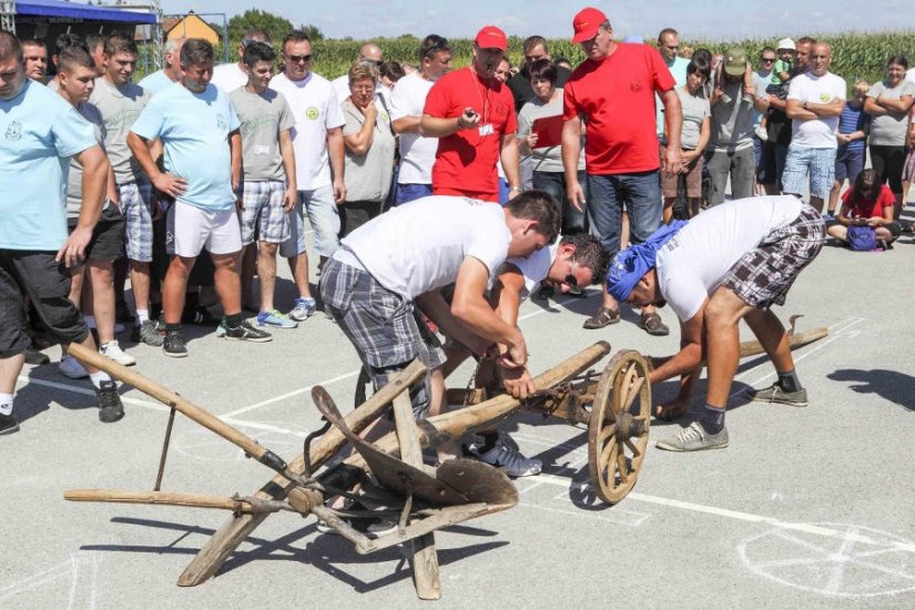FOTO: Sjajna atmosfera na 32. seoskim igrama starih sportova u Salinovcu