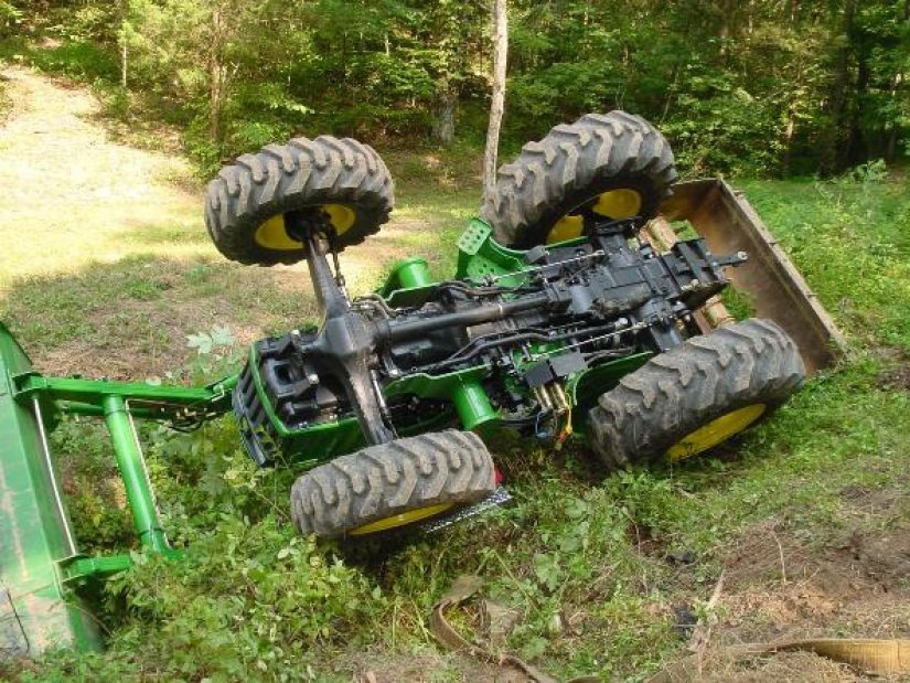 Tragedija u Vrtlinovcu: Vozač smrtno stradao u prevrtanju traktora