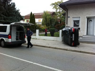 FOTO U blizini 2. OŠ neiskusni mladi vozač automobilom sletio s ceste