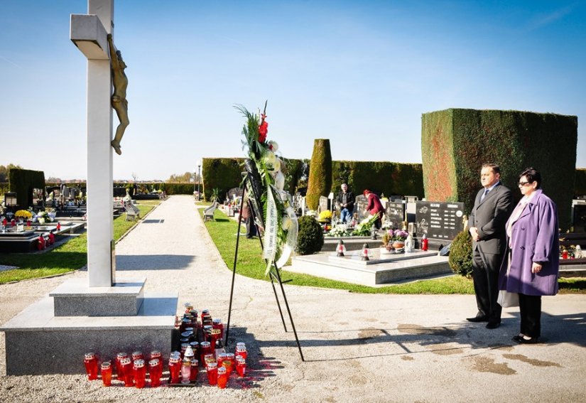Načelnik Šamec na grobljima u Bartolovcu i Šemovcu odao počast preminulima