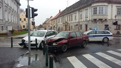 FOTO Na raskrižju kod HNK sudar dva automobila
