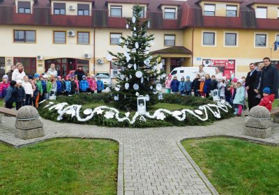 FOTO Adventski vijenac na općinskom trgu u Turčinu