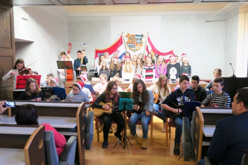 FOTO: Učenici iz Var. Toplica čestitali Božić na njemačkom jeziku
