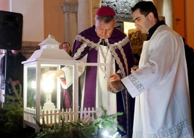 Paljenje posljednje adventske svijeće uz zbor Franjo pl. Lučić iz Velike Gorice