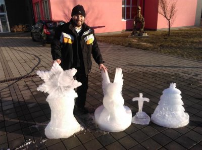 FOTO Salinovec: Darijo Horbec motornom pilom izradio ledene skulpture