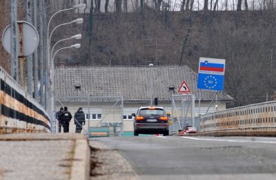 Bizarno: Slovenci postavili ogradu na sredini mosta na graničnom prijelazu Ormož