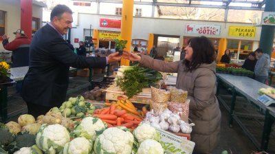 Predsjednik Reformista obišao varaždinski plac i podijelio cvjetne poklone