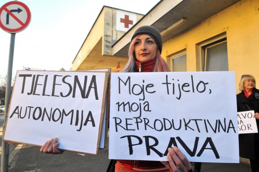 FOTO Prosvjednice pred varaždinskom bolnicom: Pokušavaju nas vratiti u srednji vijek